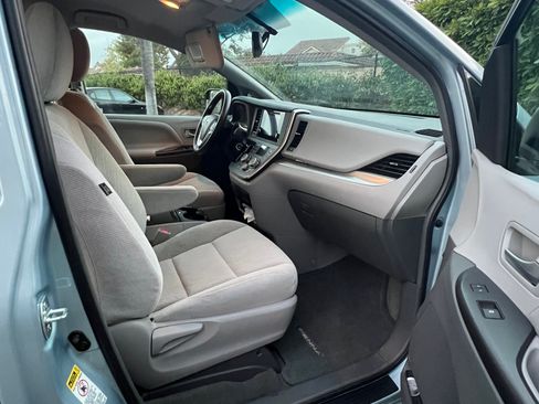 Used 2015 Toyota Sienna LE FWD image 9