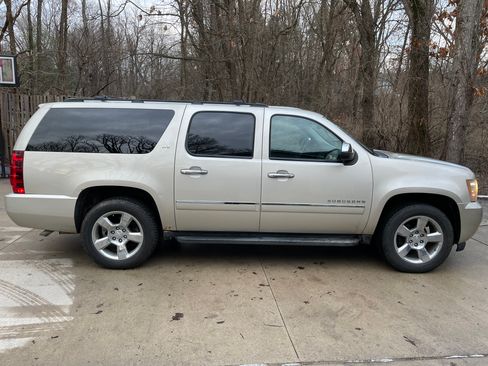 Used 2013 Chevrolet Suburban LTZ image 2
