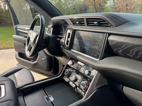 Used 2021 GMC Yukon Denali w/ Denali Premium Package image 20