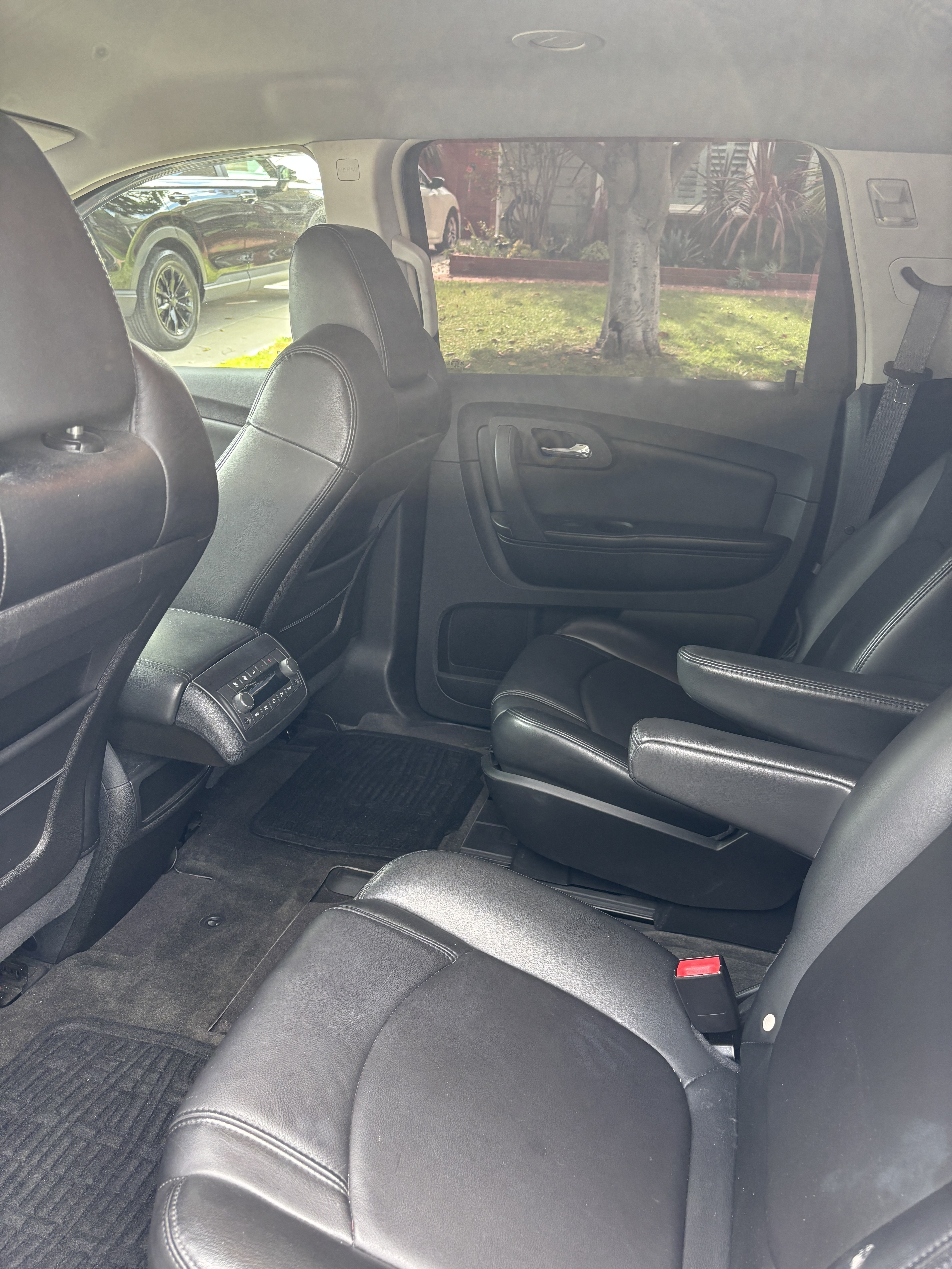Used 2009 Chevrolet Traverse LT w/ California Edition Package FWD image 11