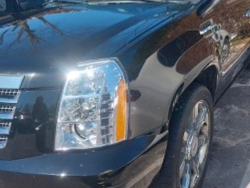 Used 2010 Cadillac Escalade ESV Premium image 6