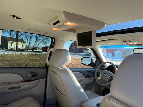 Used 2010 GMC Yukon XL SLT w/ SLT-2 Equipment Package image 14