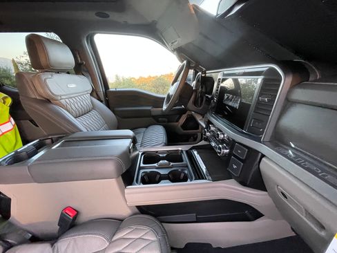 Used 2025 Ford F450 Platinum w/ Platinum Plus Package image 16