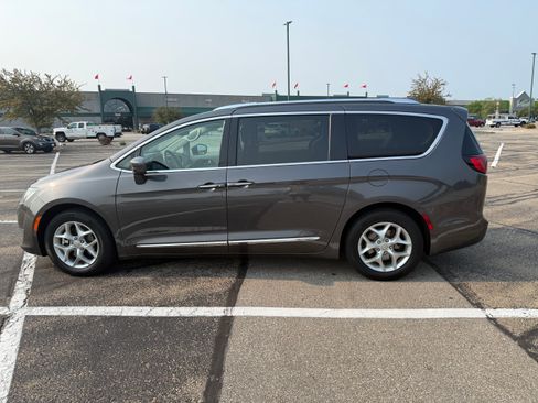 Used 2017 Chrysler Pacifica Touring-L Plus w/ Tire & Wheel Group FWD image 2