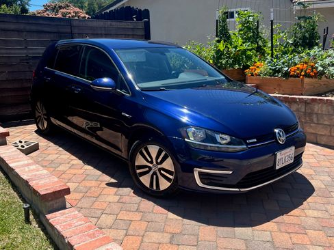 Used 2019 Volkswagen e-Golf SE w/ Driver Assistance Package FWD image 2