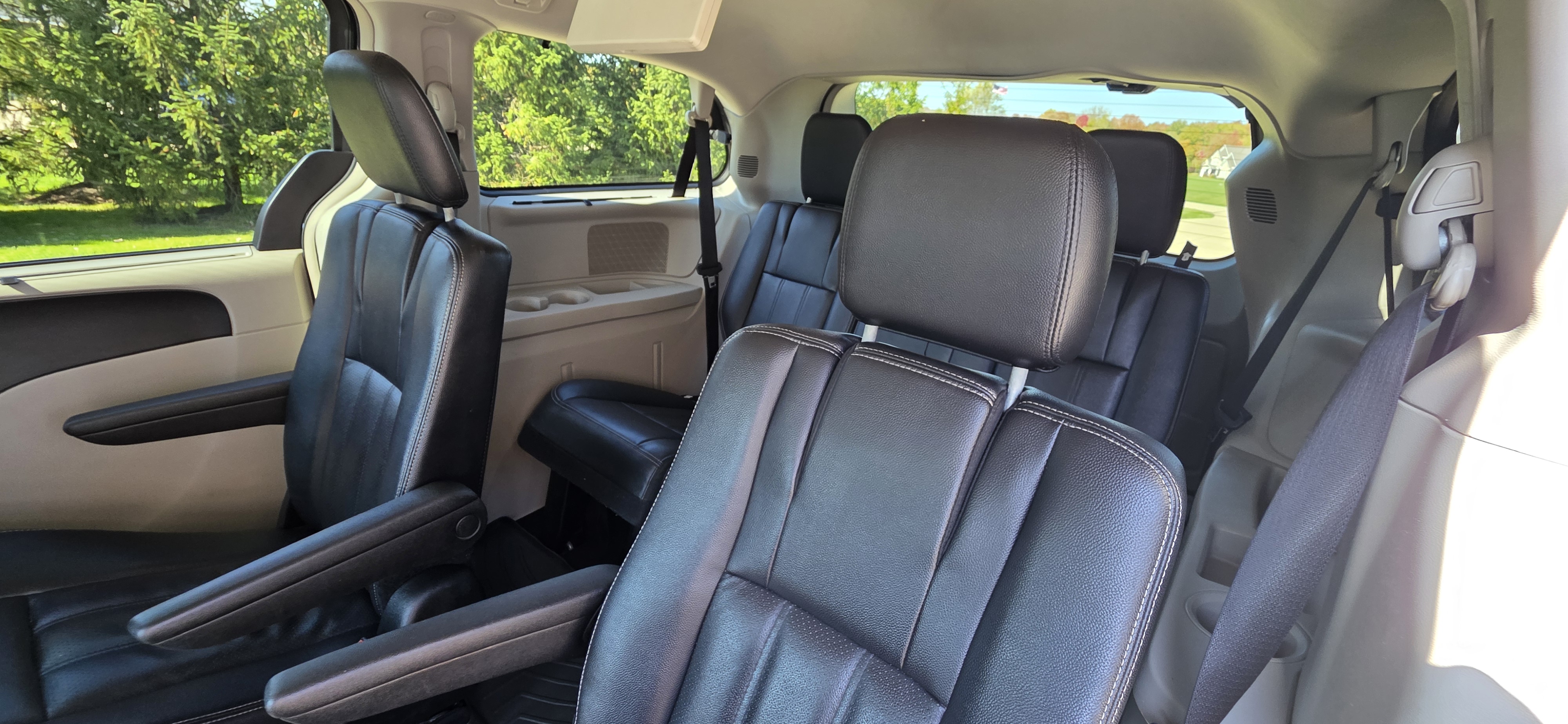 Used 2014 Chrysler Town & Country Touring-L w/ Driver Convenience Group FWD image 11
