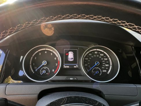 Used 2017 Volkswagen Golf 4-Door image 4