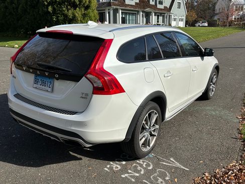 Used 2018 Volvo V60 T5 Cross Country w/ Convenience Package image 5
