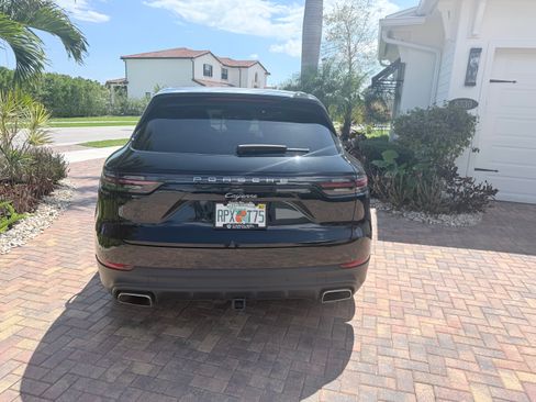 Used 2023 Porsche Cayenne Platinum Edition image 17