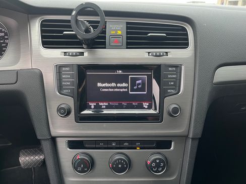 Used 2015 Volkswagen Golf S image 19