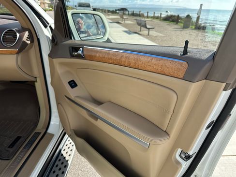 Used 2010 Mercedes-Benz GL 550 GL 550 Sport Utility 4D image 11