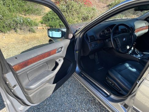 Used 2004 BMW 330xi Sedan image 11