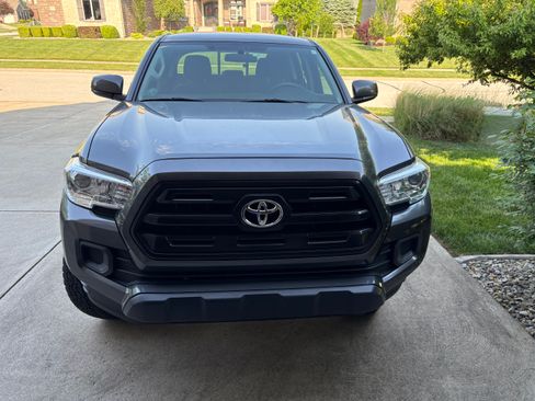 Used 2016 Toyota Tacoma SR AWD/4WD image 2