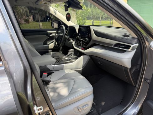 Used 2020 Toyota Highlander XLE AWD/4WD image 17