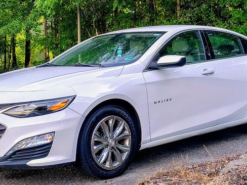 Used 2020 Chevrolet Malibu LT image 2