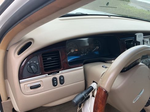 Used 2009 Lincoln Town Car Signature Limited RWD image 10