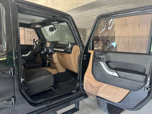 Used 2015 Jeep Wrangler Unlimited Sahara w/ Connectivity Group AWD/4WD image 9