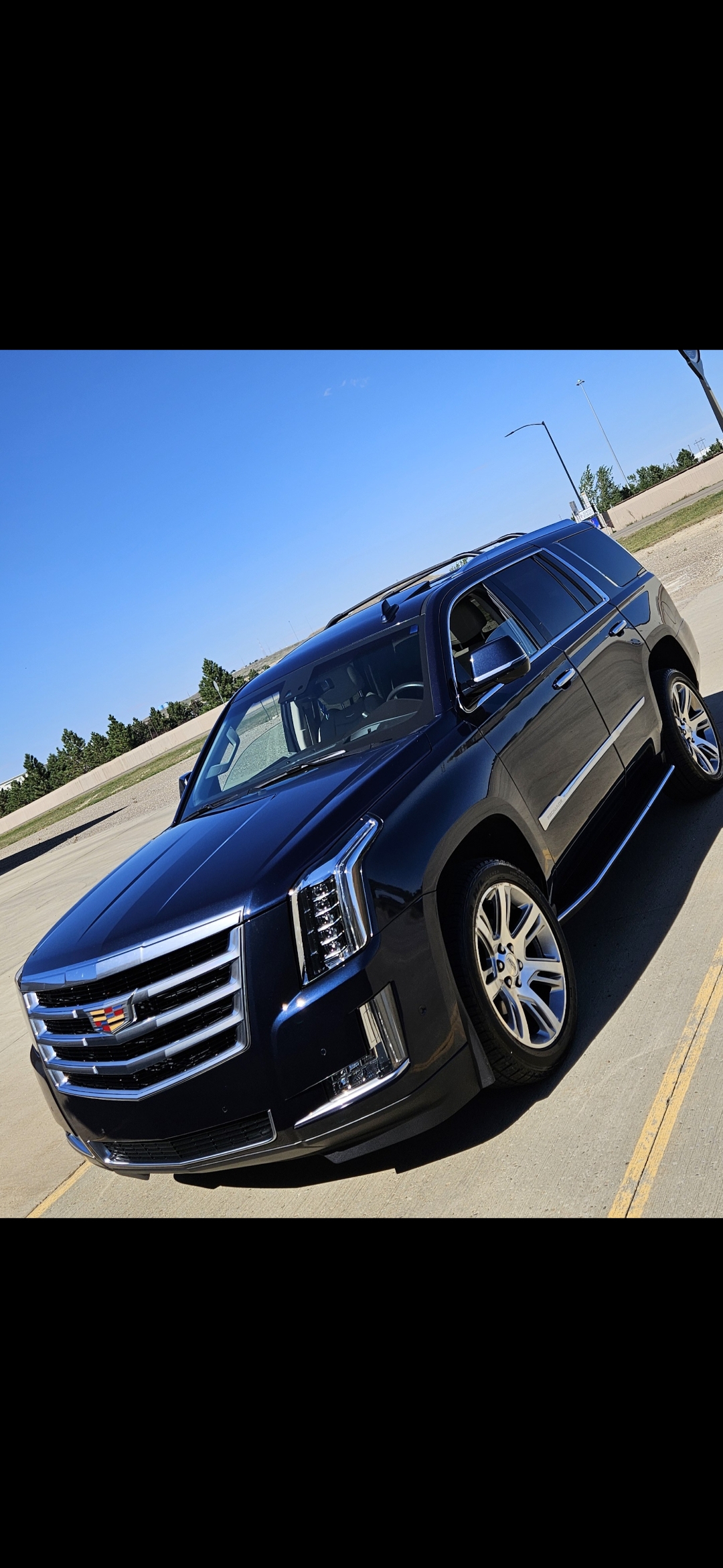 Used 2017 Cadillac Escalade Luxury AWD/4WD image 1