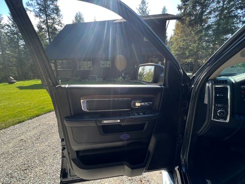 Used 2017 RAM 1500 Laramie image 17