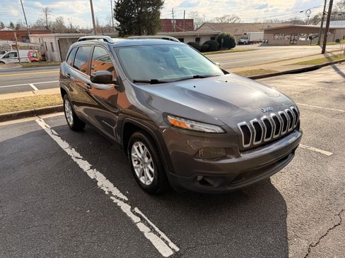 Used 2018 Jeep Cherokee Latitude Plus w/ Comfort/Convenience Group image 4