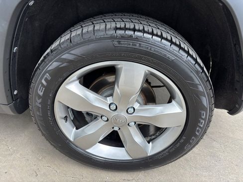 Used 2013 Jeep Grand Cherokee Overland w/ Advance Technology Group AWD/4WD image 9