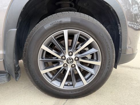 Used 2018 Toyota Highlander XLE image 14