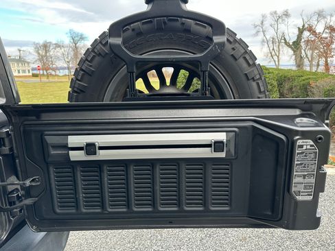 Used 2019 Jeep Wrangler Unlimited Sahara image 24