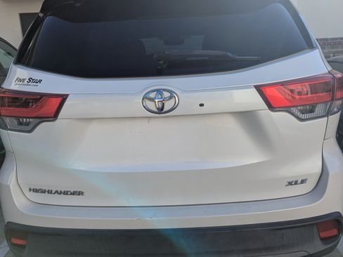 Used 2019 Toyota Highlander XLE image 2