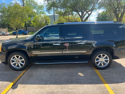 Used 2011 GMC Yukon XL Denali image 1