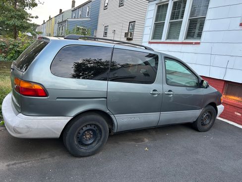 Used 2000 Toyota Sienna LE image 5