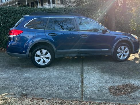 Used 2011 Subaru Outback 2.5i Limited w/ PWR Moonroof Pkg image 8