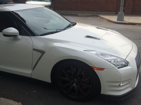 Used 2016 Nissan GT-R Premium AWD/4WD image 1