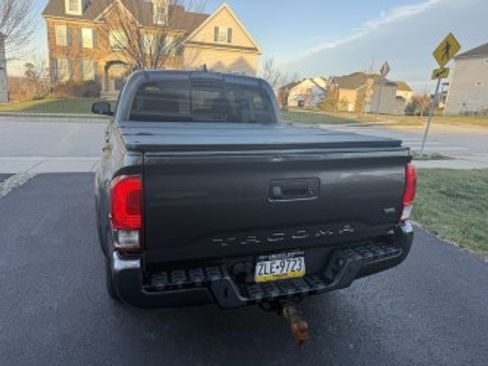 Used 2017 Toyota Tacoma TRD Off-Road image 6