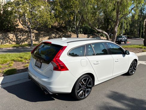 Used 2018 Volvo V60 T5 Dynamic w/ Vision Package image 2