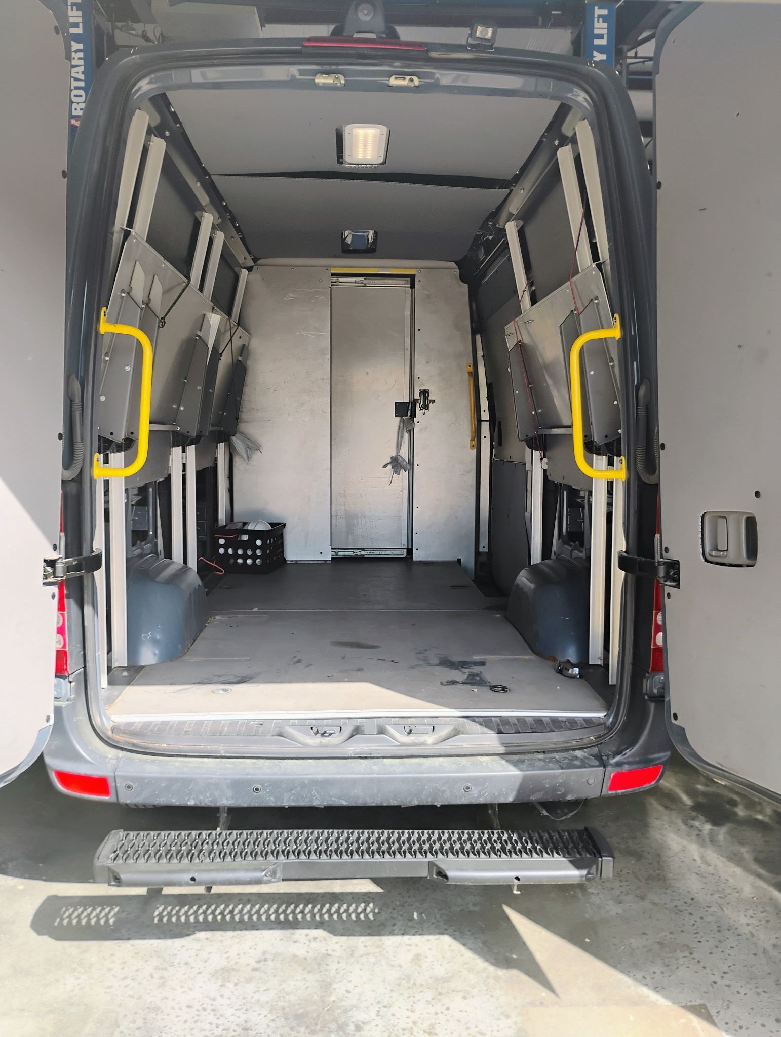 Used 2018 Mercedes-Benz Sprinter 2500 image 7