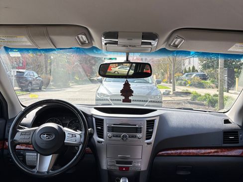 Used 2011 Subaru Outback 2.5i Limited image 8