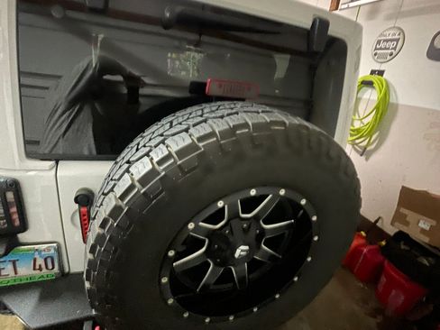 Used 2018 Jeep Wrangler Sahara w/ Connectivity Group image 9