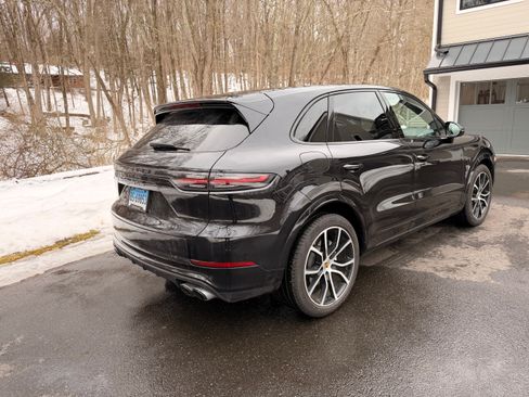 Used 2019 Porsche Cayenne Turbo image 4