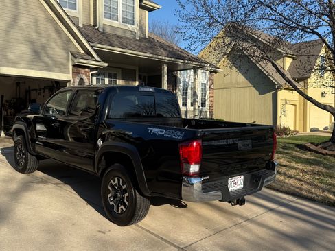 Used 2017 Toyota Tacoma TRD Off-Road w/ Tow Package (A/T) image 4
