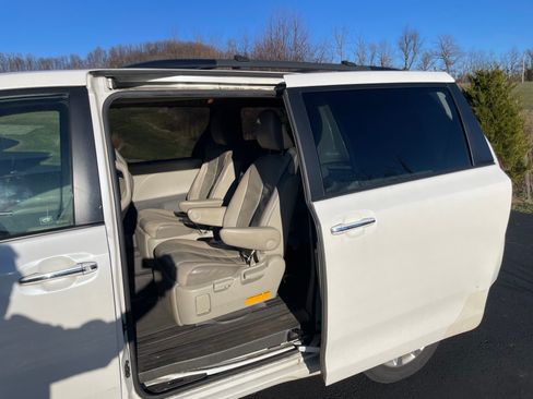 Used 2011 Toyota Sienna Limited image 8