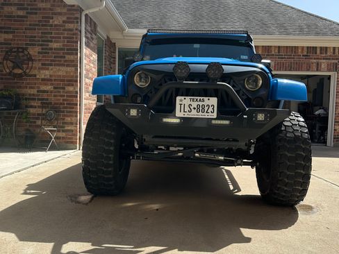 Used 2011 Jeep Wrangler Unlimited Sahara w/ Connectivity Group image 13