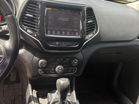 Used 2019 Jeep Cherokee Limited FWD image 16