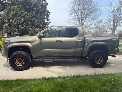 Used 2024 Toyota Tacoma TRD Sport w/ TRD Sport Premium Package image 2