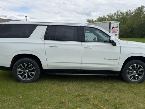 Used 2023 Chevrolet Suburban LT w/ Luxury Package AWD/4WD image 8