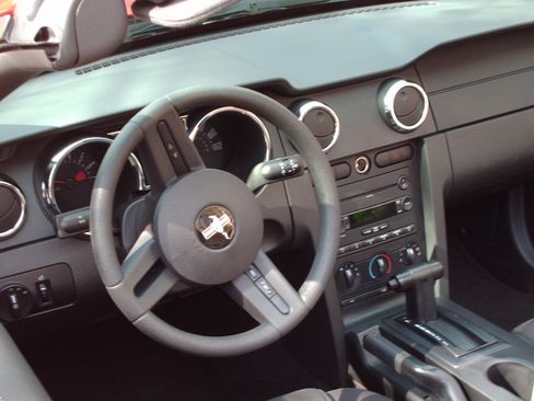 Used 2007 Ford Mustang Deluxe Convertible image 4