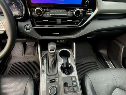 Used 2023 Toyota Highlander Platinum image 10