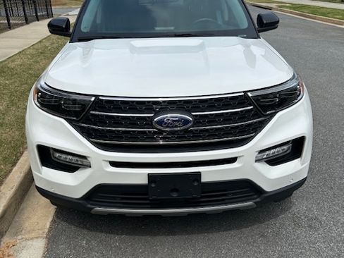 Used 2023 Ford Explorer XLT w/ Equipment Group 202A image 5
