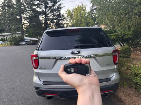 Used 2018 Ford Explorer XLT FWD image 9