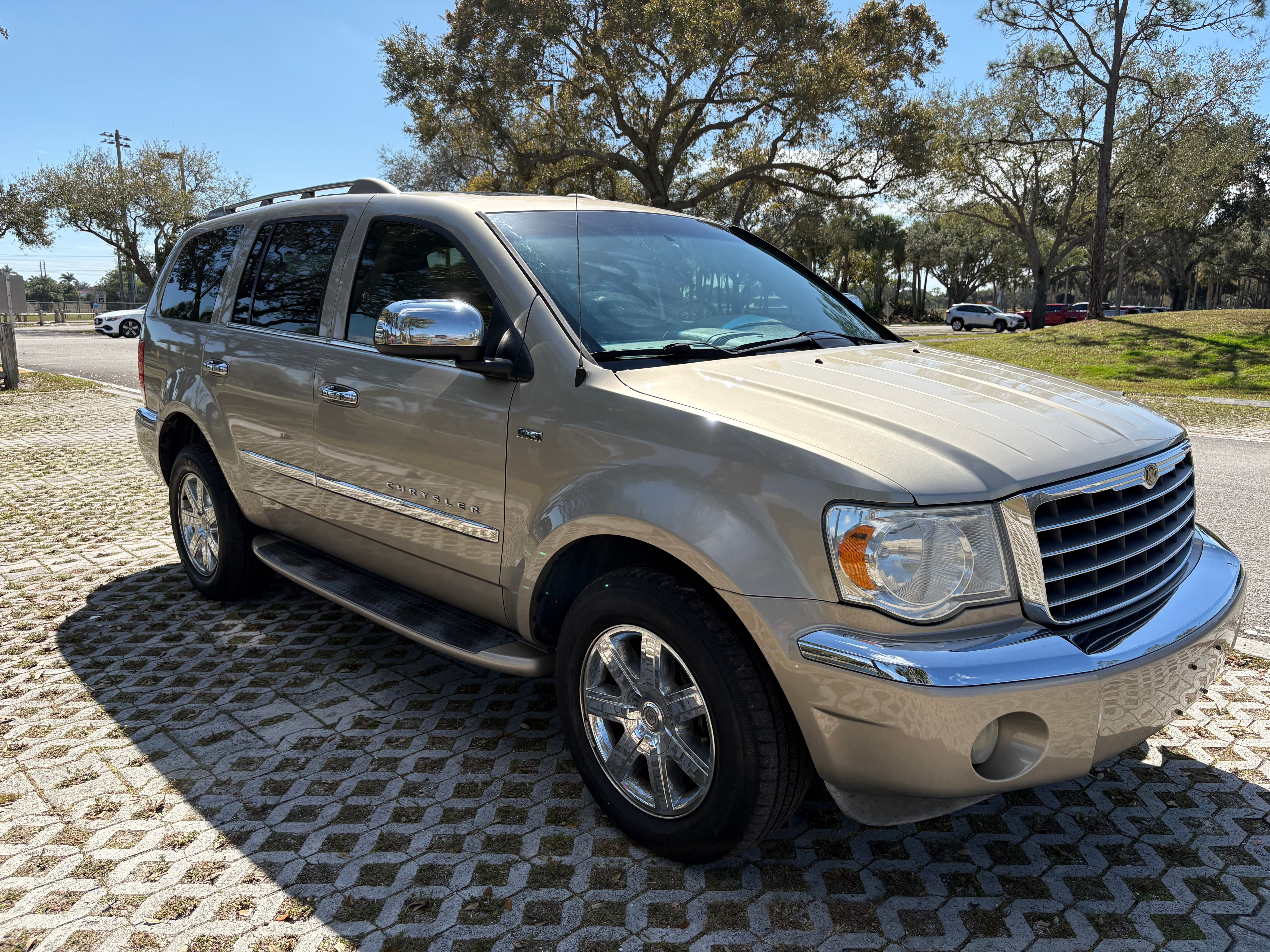 Used 2008 Chrysler Aspen Limited RWD image 4