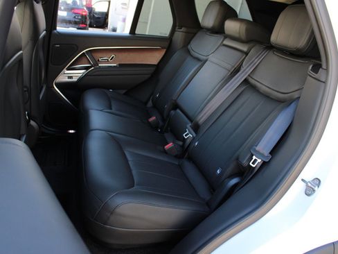 Used 2024 Land Rover Range Rover SE image 11